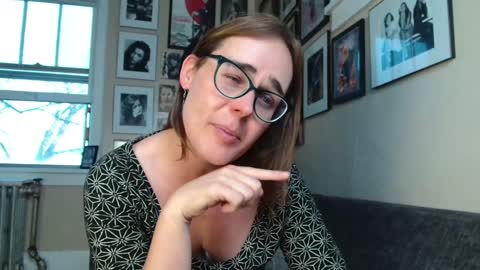 Snapshot of cecilysaintclaire chatting on December 4, 3:54 pm Cecily Saint Claire online show from December 4, 3:54 pm