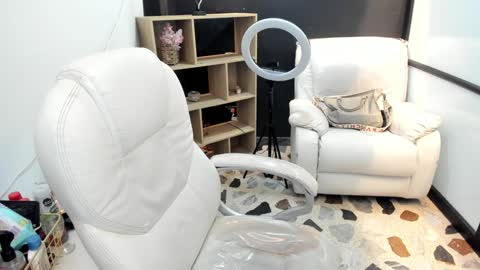 Snapshot of celesstebruce chatting on February 6, 2:11 am meli online show from February 6, 2:11 am