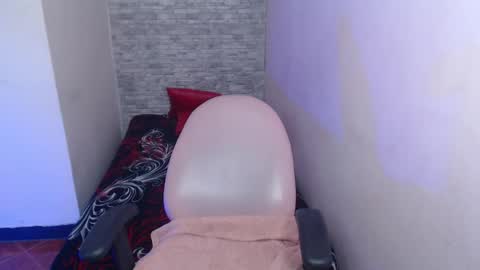 Snapshot of celeste_fioree chatting on October 31, 7:37 pm celeste_fioree online show from October 31, 7:37 pm