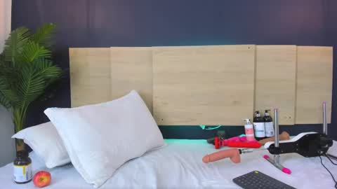 celeste_smmith_ online show from February 13, 11:37 pm