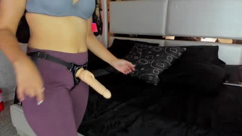 Snapshot of celeste_starsss chatting on February 28, 12:43 am celeste_starsss online show from February 28, 12:43 am