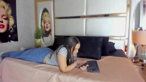 Snapshot of celeste_starsss chatting on November 15, 9:00 pm celeste_starsss online show from November 15, 9:00 pm
