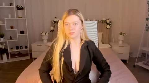your cute kitty online show from June 11, 8:29 pm