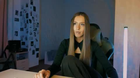 Snapshot of cexsuline chatting on December 13, 8:25 pm my name is Eva online show from December 13, 8:25 pm