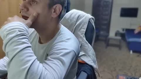 Snapshot of cezar46 chatting on December 4, 5:55 pm cezar online show from December 4, 5:55 pm