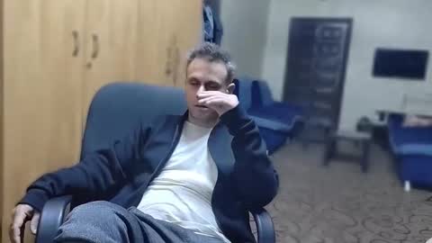 Snapshot of cezar46 chatting on December 6, 11:14 pm cezar online show from December 6, 11:14 pm