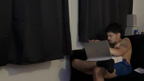 Snapshot of cezarthebreeder chatting on March 21, 3:33 am cezarthebreeder online show from March 21, 3:33 am