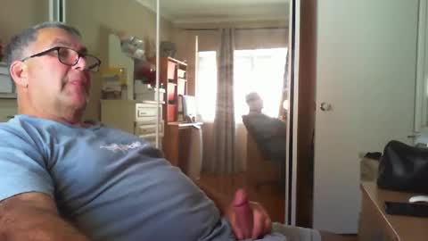 Snapshot of chalkstall chatting on October 17, 5:43 am Chalky online show from October 17, 5:43 am