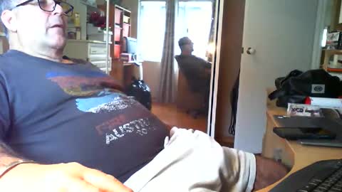 Snapshot of chalkstall chatting on October 28, 11:07 pm Chalky online show from October 28, 11:07 pm