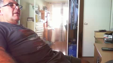 Snapshot of chalkstall chatting on March 6, 6:32 am Chalky online show from March 6, 6:32 am