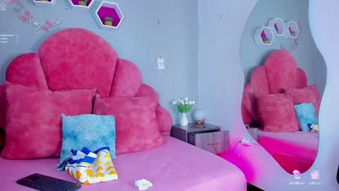 Snapshot of chaneladamss_ chatting on February 1, 2:05 am C H A N E L online show from February 1, 2:05 am