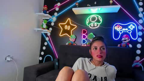 Snapshot of chaneladamss_ chatting on March 7, 1:53 am C H A N E L online show from March 7, 1:53 am