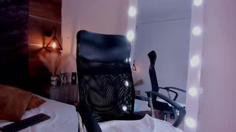 Snapshot of chaneladamss_ chatting on March 8, 2:01 am C H A N E L online show from March 8, 2:01 am