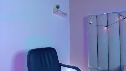 Snapshot of chaneladamss_ chatting on November 10, 2:54 am C H A N E L online show from November 10, 2:54 am