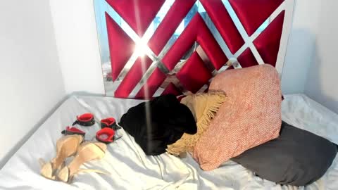 Snapshot of channellross chatting on February 26, 1:43 am Chanell online show from February 26, 1:43 am