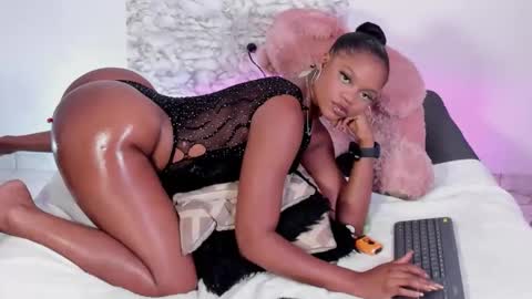 charis_hill online show from May 6, 9:20 pm