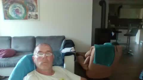 Snapshot of charles6064 chatting on May 28, 2:47 pm charles6064 online show from May 28, 2:47 pm
