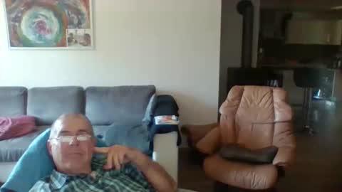 Snapshot of charles6064 chatting on May 29, 1:42 pm charles6064 online show from May 29, 1:42 pm