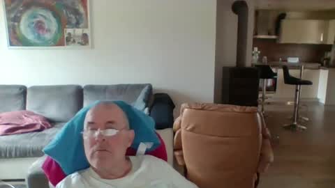Snapshot of charles6064 chatting on June 6, 7:46 am charles6064 online show from June 6, 7:46 am