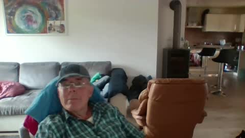 Snapshot of charles6064 chatting on June 11, 10:35 am charles6064 online show from June 11, 10:35 am