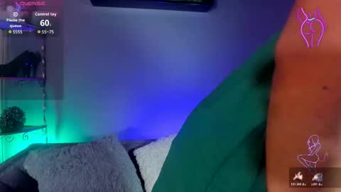 Snapshot of charlhot_ chatting on November 18, 12:31 pm charlhot_ online show from November 18, 12:31 pm