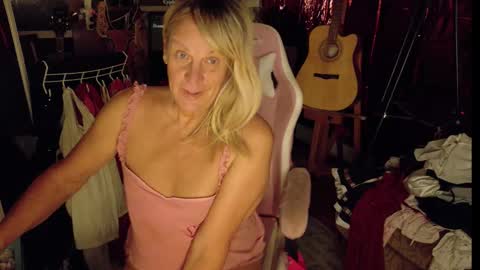 Snapshot of charli_girl chatting on November 24, 11:04 pm Charli online show from November 24, 11:04 pm