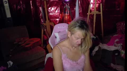 Snapshot of charli_girl chatting on December 2, 1:00 am Charli online show from December 2, 1:00 am