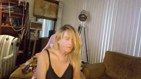 Snapshot of charli_girl chatting on March 7, 10:40 pm Charli online show from March 7, 10:40 pm