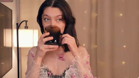 Yumi online show from February 17, 8:15 pm