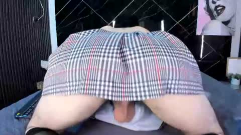 Snapshot of charlizee_23 chatting on July 19, 12:20 pm Charlize online show from July 19, 12:20 pm