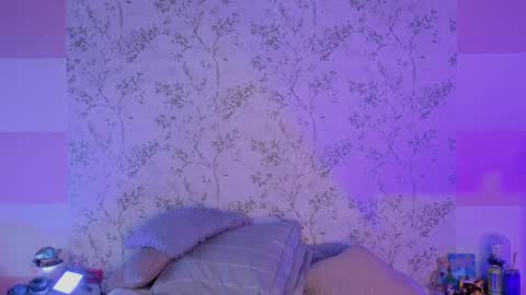 Snapshot of charlote__miller chatting on April 7, 11:43 am You honey online show from April 7, 11:43 am