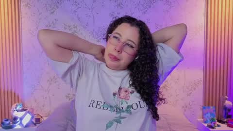 Snapshot of charlote__miller chatting on April 13, 11:37 am You honey online show from April 13, 11:37 am