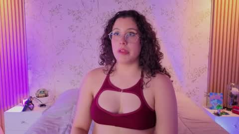 Snapshot of charlote__miller chatting on April 19, 6:10 pm You honey online show from April 19, 6:10 pm