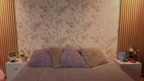 Snapshot of charlote__miller chatting on May 2, 11:48 am You honey online show from May 2, 11:48 am