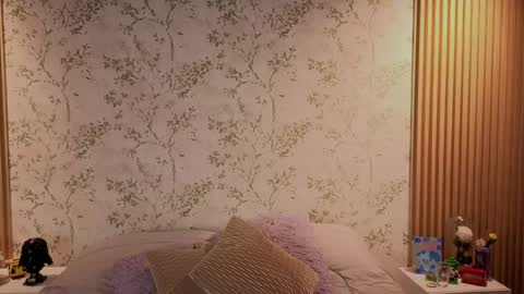 Snapshot of charlote__miller chatting on May 4, 11:50 am You honey online show from May 4, 11:50 am