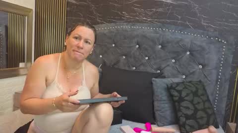 Snapshot of charlotte__g chatting on March 24, 11:04 am charlotte online show from March 24, 11:04 am