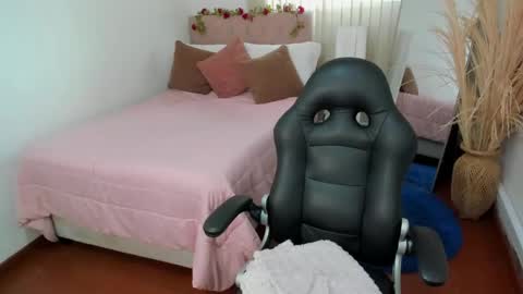 Snapshot of charlotte_pleasure chatting on May 18, 11:27 am Charlotte online show from May 18, 11:27 am