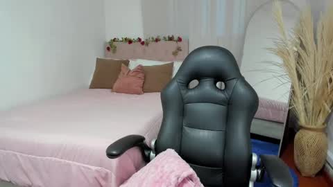 Snapshot of charlotte_pleasure chatting on May 19, 10:43 am Charlotte online show from May 19, 10:43 am