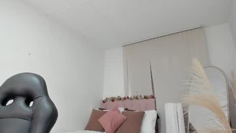 Snapshot of charlotte_pleasure chatting on June 13, 10:02 am Charlotte online show from June 13, 10:02 am