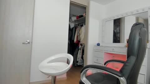 Snapshot of charlotte_tiller chatting on January 14, 3:45 am Yuli online show from January 14, 3:45 am