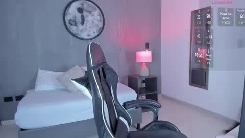 Snapshot of charlottee27_ chatting on February 19, 2:18 am Charlottee online show from February 19, 2:18 am