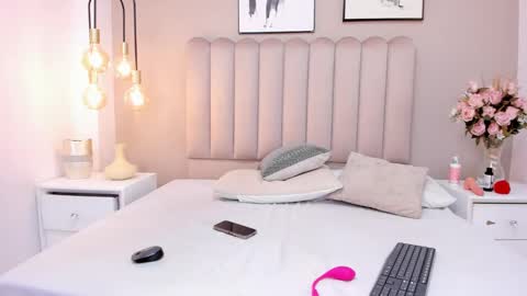 charlottee_evans1 online show from September 19, 1:34 pm