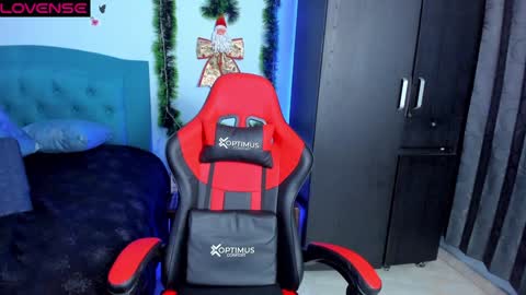 Snapshot of charlottee_lovee69 chatting on December 15, 4:07 am Natalia online show from December 15, 4:07 am