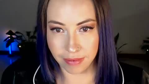 charlottezoe online show from August 1, 8:35 am