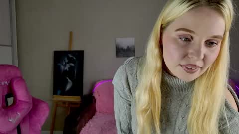 Snapshot of charming_cutie_ chatting on September 12, 11:32 am charming_cutie_ online show from September 12, 11:32 am