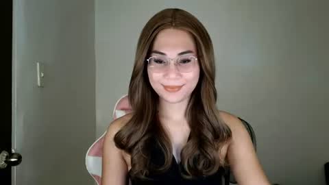chelly4u69 online show from June 27, 11:43 pm