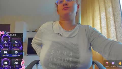 Snapshot of cherry_pie_69 chatting on October 7, 10:45 am mayra online show from October 7, 10:45 am