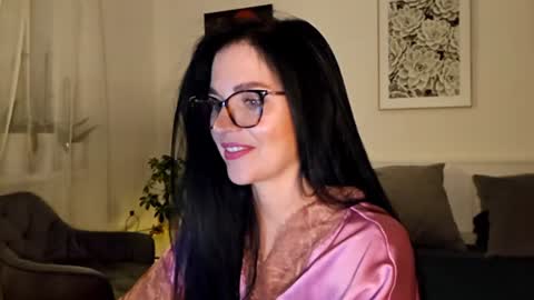 Snapshot of cherryluxe_ chatting on June 12, 9:35 pm Kira online show from June 12, 9:35 pm