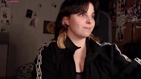 Saya online show from November 30, 9:08 pm