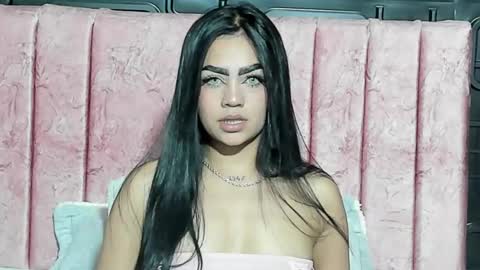 Snapshot of chistail_ chatting on December 3, 3:10 pm Cristal online show from December 3, 3:10 pm